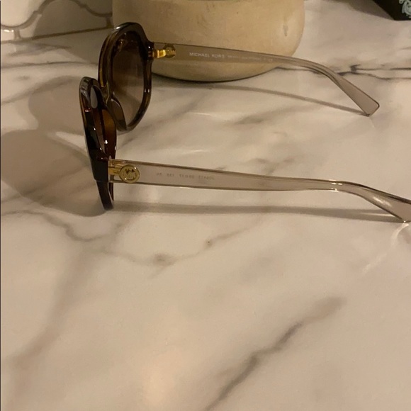 Michael Kors vintage look Sunnies. - Picture 3 of 3